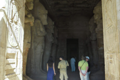 38-Blik-in-de-voorste-hal-van-de-tempel