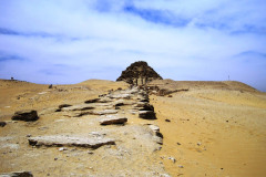 01-Sahoere-piramide-met-causeway-5de-dynastie