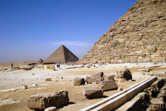 Gizeh-plateau-Mykerinos-piramide-gezien-vanaf-Chefren