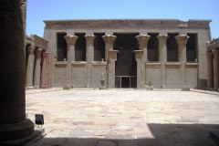 011-Edfu-tempel-binnenplaats-Kopie
