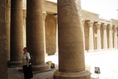 012-Edfu-tempel-binnenplaats-Kopie