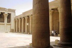 013-Edfu-tempel-binnenplaats-Kopie