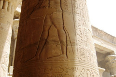 026-Edfu-tempel-binnenplaats-Kopie