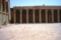 027-Edfu-tempel-binnenplaats-Kopie
