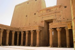 028-Edfu-tempel-binnenplaats-Kopie