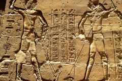 029-Edfu-tempel-binnenplaats-Kopie