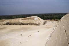 Hoeni-piramide-Medoem-blik-op-mastaba