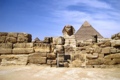 Gizeh-plateau-met-de-sphinx-en-de-piramide-van-Chefren