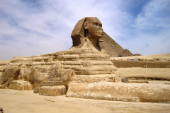 Gizeh-plateau-met-de-sphinx-en-erachter-de-piramide-van-Cheops