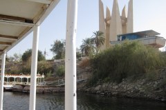 002-Kalabsha-op-de-boot-zicht-op-het-monument-vd-hoge-dam