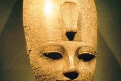 003.-Kop-van-Amenhotep-III-Rood-Graniet
