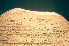 011.-Top-van-de-stele-van-Kamose-19-05-04