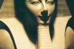 015.-Detail-van-het-beeld-van-Toetmosis-III
