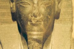 019.-Detail-van-het-beeld-van-Amenhotep-III