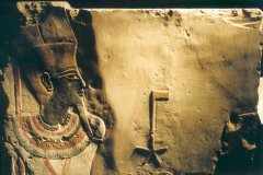 020.-Blok-uit-de-tempel-van-Toetmosis-III-Deir-el-Bahari