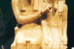 025.-Beeld-van-albast-van-Amenhotep-III-met-Sobek