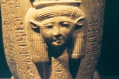 032.-Detail-van-het-offerbeeld-aan-Hathor