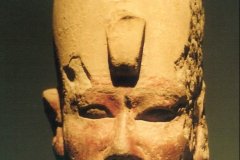 042.-Kalkstenen-kop-van-een-beeld-van-Amenhotep-I