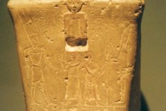 044.-Kubus-beeld-een-offer-aan-Amon