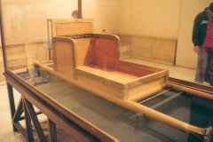19e.-Replica-van-de-draagstoel-van-Hetepheres-moeder-Cheops