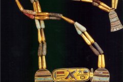 221.-Psusennes-I-Pectoraal-21e-dynastie-Goud-met-stenen
