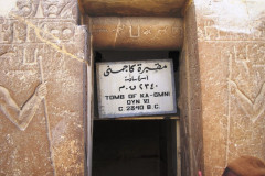 01-achter-de-piramide-vanTeti-de-ingang-van-de-tombe-van-Ka-Gemni