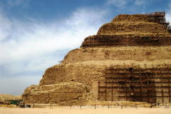 02-trappiramide-van-Djoser
