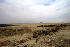 Sakkara-Rode-en-knikpiramide-bij-Dahsur-gezien-vanaf-Sakkara