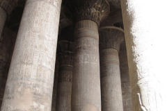 20-Esna-tempel-binnen