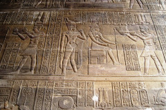 28-Esna-tempel-binnen