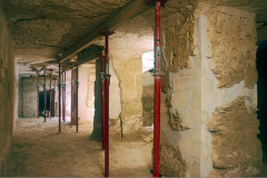 14-Vanit-kamer-3-zuilen-die-zijn-gereconstrueerd-en-doorgang-12-erachter