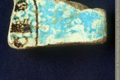 Faience-fragment-met-de-namen-van-Toetmosis-III-of-IV