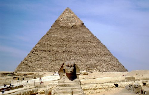 Gizeh plateau - Sphinx met Chefren piramide Gizeh plateau - Sphinx met Chefren piramide