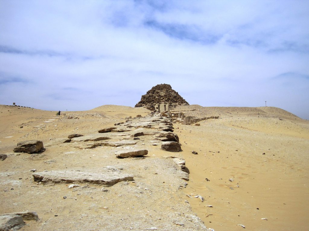 01 Abusir - Sahoere piramide met causeway 5de dynastie