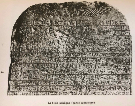 Stèle_juridique_-_haut