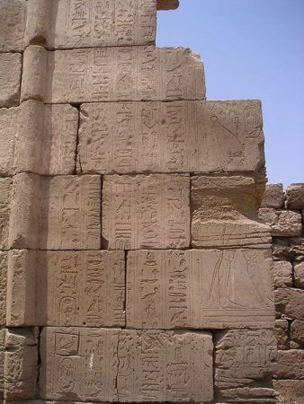 Amasis_op_relief_te_Karnak