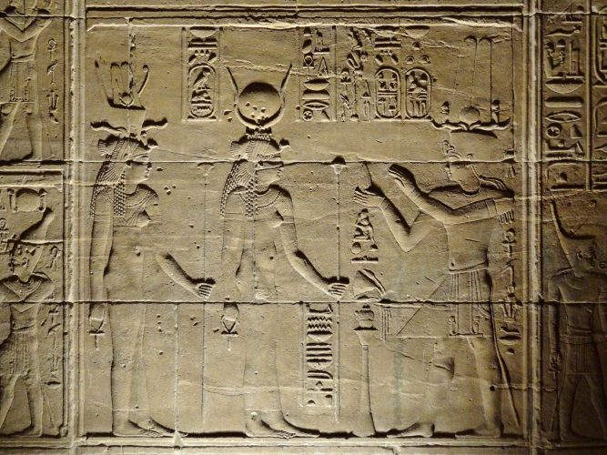 Ptolemy_II_Philae_Isistempel_Relief_01