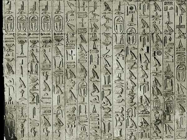 Unas_sarcofaagkamer_noord_muur1