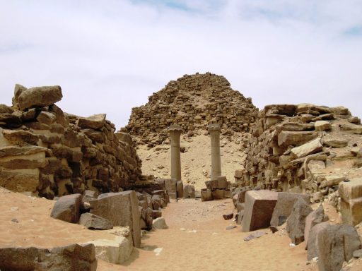 02 Sahoere piramide met dodentempel